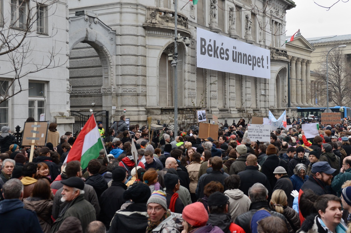 Fotók: megkezdődött a tüntetés a Fidesz Lendvay utcai székháza előtt