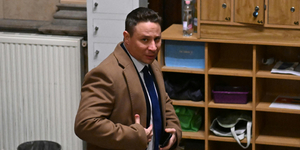 Nem dolgozhat végrehajtóként, mégis százmilliókat kereshet Schadl György évente