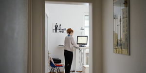 Termelékenységparanoiában élő menedzserek állnak szemben home office-ra vágyó nőkkel és fiatalokkal