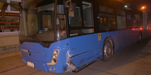 Egy ember meghalt, amikor egymásba hajtott két autó és egy BKK-busz Pécelen