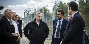 Orbán és Salvini is mindent megtettek, hogy Trump kedvében járjanak, de csak tévén nézhetik a beiktatást