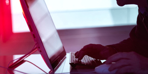 „Vége van, Kicsi!” – nyilvános a bombafenyegetéseket kiküldő e-mail-cím postafiókja, a válaszüzenetek is elolvashatók