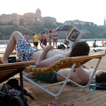 Miért olvasunk szexet a strandon?