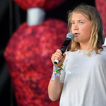 Greta Thunberg egyszer csak megjelent a színpadon a Glastonbury Fesztiválon