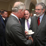 Történelmi pillanat: kezet fogott a Sinn Féin elnökével a brit trónörökös