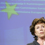 Visszautasította Neelie Kroes a néppárti frakció bírálatát