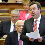 L. Simon a sajtóból tudta meg, hogy kirúgták