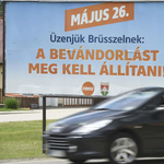 Feljelentették a Fideszt a villanyoszlopra helyezett plakátok miatt