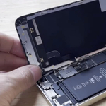 Jó hír az iPhone-osoknak: sokkal nagyobb akkuk jönnek az Apple telefonjaiba