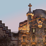 Szín- és fényterápia: a Gaudí-ház Barcelonában vizuálisan melegít