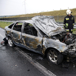 Fotó az M7-esen kiégett Opelről