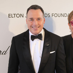 Elton John kiosztotta a velencei polgármestert