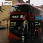 Annyi eső esett, hogy inkább a buszokon várakoztak a vész elmúltára a londoniak - videó