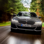 Zöld rendszám és 394 lóerő: itt az új BMW 545e