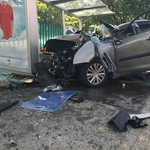Buszmegállóba csapódott autó: már két halálos áldozata van a tömegbalesetnek