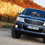 Toyota Hilux teszt: élmunkás fukszban