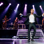 Pert akasztott a BBC és a rendőrség nyakába Cliff Richard