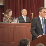 Karácsony bejelentette, hogy mit visz Orbánnak