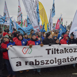 „Rabszolgatörvény a négyzeten” – Felháborodtak a szakszervezetek azon, amilyen válságkezelést a gyárosok kértek