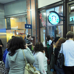 Hogy mondjuk jelnyelven, hogy frapuccino? Ebben a kávézóban mindenki jelel