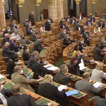 Tárgyalni kezdik a javaslatot, amely őszig meghosszabbítaná a veszélyhelyzetet