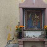 A templomfalat is kibontotta némi apróért két tolvaj
