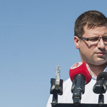 A frakcióvezető felszólal, majd hazamegy a rendkívüli ülésről