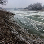 Félelmetesen gyönyörű a befagyott Tisza – fotó