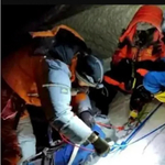 A Mount Everest halálzónájából megmentett nő nem akarta kifizetni az őt lecipelő serpát