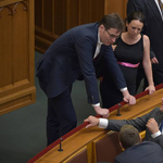 Hadházy nem tett esküt, a DK hozzámormogott valamit a szöveghez