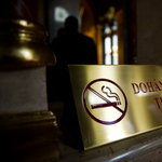 Eldőlt: betiltják a dohányzást a romániai kocsmákban is
