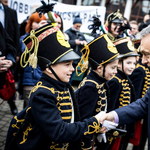 Most huszárnak öltözött gyerekekkel parolázott Orbán