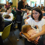 Fotók: Szoptató anyák lepték el a Nyugati téri McDonald'sot