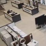 Két mozdulattal milliós kárt okozott a boltban a béna vevő - videó