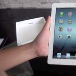 Új iPad: van, aki már kicsomagolta! [videó]