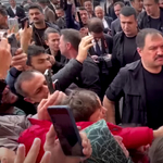Erdogan szavazóhely előtt osztogatott készpénzt - videó