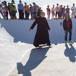 Az ország leglazább plébánosával avatott fel egy skateparkot Novák Katalin – fotók