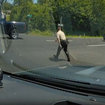 Így állítja meg egy profi rendőr az ámokfutó autóst – videó