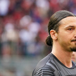Zlatan Ibrahimovic úgy hergelte a rajongókat, hogy még a busz szélvédőjét is betörte