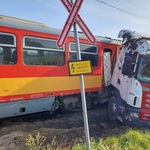 Személyvonat és nyerges vontató ütközött, többen megsérültek Ikladnál