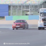 BMW 1M egy versenykamion ellen – ez az igazán jó móka – videó