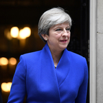 Theresa May proseccoval és csokival próbálja leszerelni pártjának kritikusait