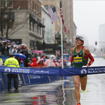 Pandajelmezben edző, illetve abszolút kezdő amatőr okozott meglepetést a bostoni maratonon