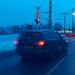 A nap videója: A pomázi autós, aki nem várja meg a sorompó felnyitását