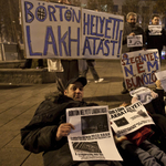 Fotók: a földre feküdtek a demonstrálók a Blahán