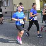 Novák Katalin egy látássérült futóval összekötve indult el a Budapest Maratonon