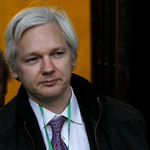 Diplomáciai garanciával kerülné el a bíróságot a WikiLeaks alapítója