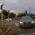 Olvasói videó: forgalommal szemben hajtott be az audis, és még neki állt feljebb