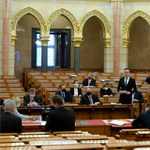 Vakcinákról beszélt Szijjártó a Parlamentben, nem úszta meg a jachtozást sem