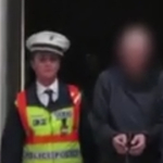 Videó: bilincsben viszik el a rajtakapott budapesti autófeltörőt
